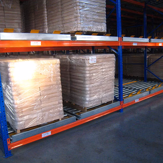 Schwerkraft-Palettenregale im Lager
